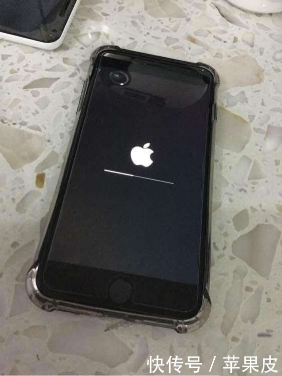 苹果手机黑屏死机打不开怎么办 iPhone黑屏解