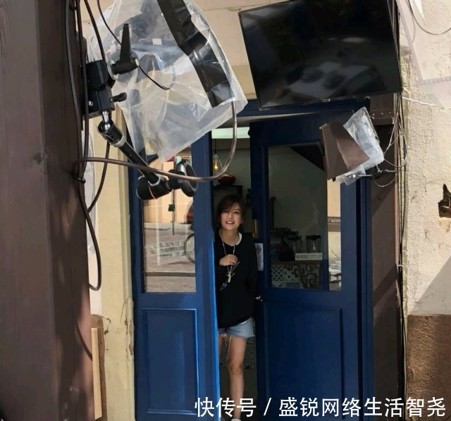 网友偶遇赵薇舒淇录节目,无修图路透照流出,两