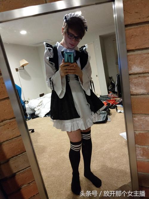 LOL战队JDG诺夏晒女装照 是个真萝莉 完爆S