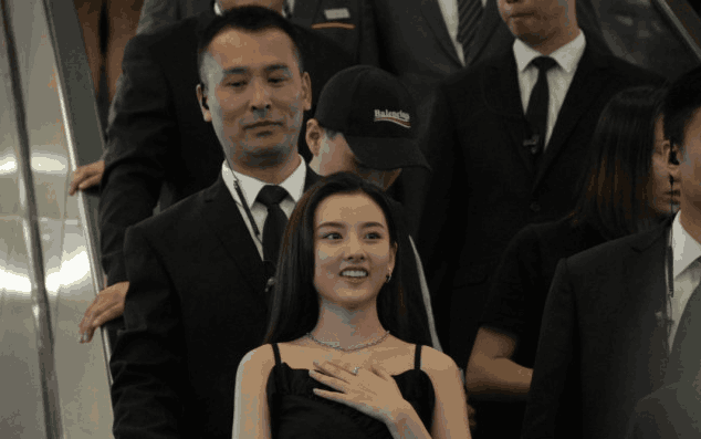 刚满20岁的宋祖儿出落的愈发标致，无P图的她在人群中十足的吸睛