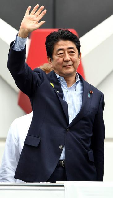 安倍街头演说 抗议者举牌高呼:滚回去 - 钟儿丫 - 响铃垭人 安倍街头演说 抗议者举牌高呼:滚回去 - 钟儿丫 - 响铃垭人
