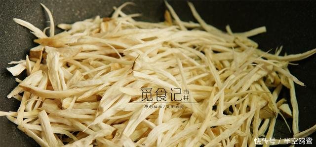 胡萝卜切丝怎样炒好吃 t010cb4211739656ef1.jpg