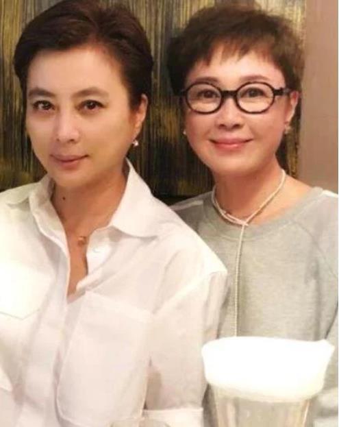 55岁李玲玉和54岁傅艺伟合照曝光，曾共演《红楼梦》，如今境况大不同