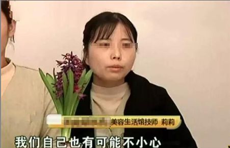 女子到店里拔罐,突然脖子很痛,女子用镜子细看