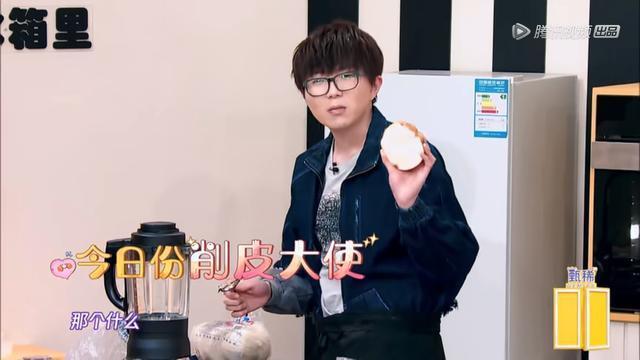 毛a旗袍萌翻旗袍,帮厨不忘老本行,戴上网友秒变手套店一号情趣图片