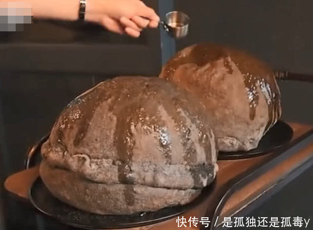 韩国人真会玩,披萨做成又黑又丑的炸弹,但剪