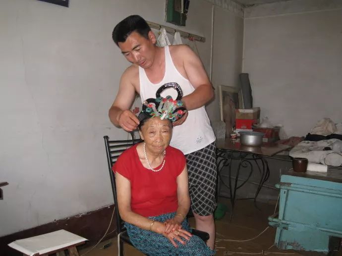 大妈与小32岁的小伙子结婚,婚后生活十分甜蜜