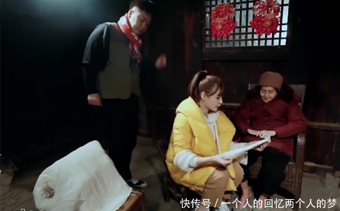 沈梦辰给奶奶洗脚剪脚趾甲,帮她穿袜子的动作