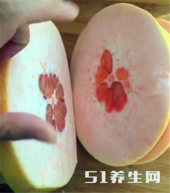 美女路边买了几个柚子回家,5毛钱一个,回家一切开傻眼了!