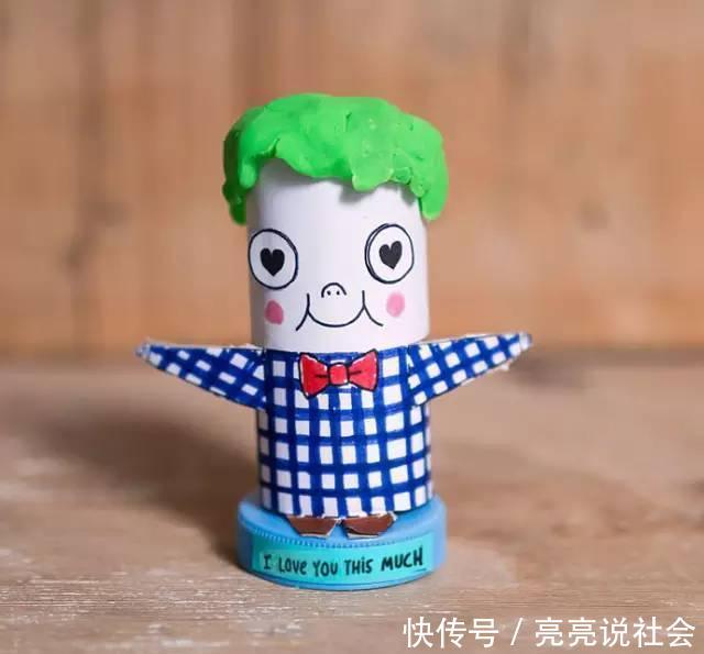 创意手工,不在于多么昂贵的材料,在于发现身边的美,简单的废旧材料竟然可以有这么多创意!一起试试!硬纸板变身小火车超好玩的硬纸板火车模型制作教程,轮子可是真的会转动的哦!也许这个玩具对小朋友们来说难了那么一点点,家长可不要旁观啊,抽点时间陪着孩子一起来享受快乐的手工时光吧~~~ 准备材料:硬纸板、胶水、颜料、画笔、直尺、笔、废笔芯等。 制作步骤:把硬纸板切割成组合火车模型的配件。 还是配件。 利用圆珠笔芯将火车车轮连起来。 这是制作火车的传动系统,小朋友们别怕难,坚持住啊!