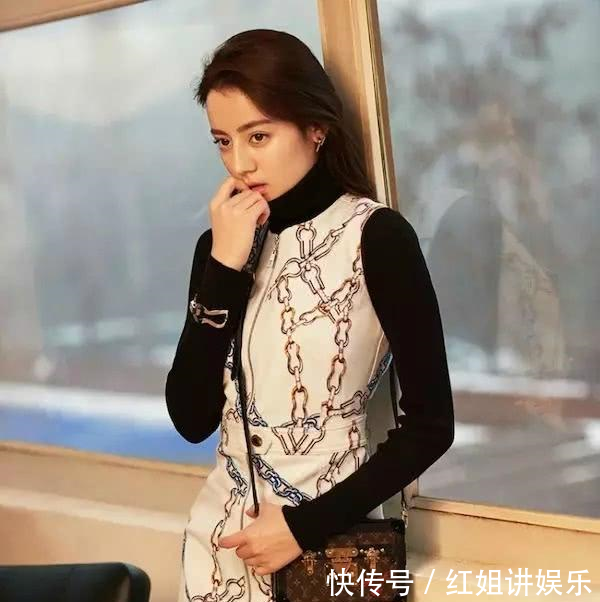 迪丽热巴头戴皇冠, 高贵又惊艳, 网友: 长得就很