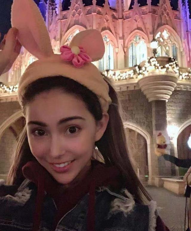 昆凌晒游玩迪士尼美图超开心，头戴兔耳朵的她少女感满满十分吸睛