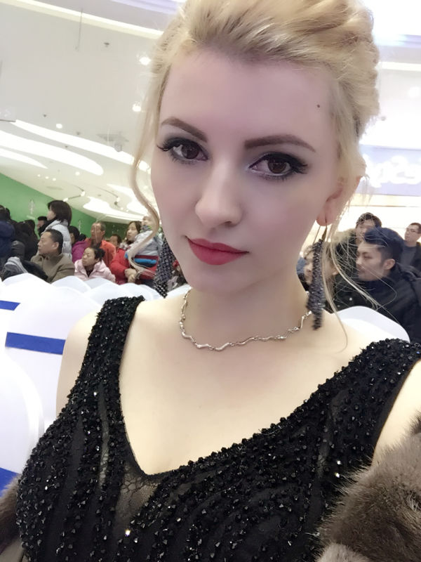 她是俄罗斯第一网红，花椒的金牌女主播