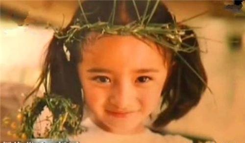 杨幂爸爸晒女儿青涩美照, 背后的海报亮了