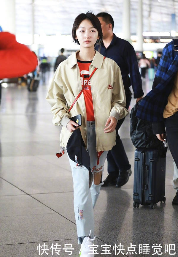 周冬雨衣品在线,穿破洞牛仔裤好时髦