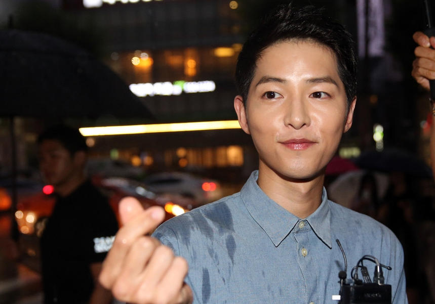 宋仲基公布婚讯首露面!不惧“湿身”手指比心