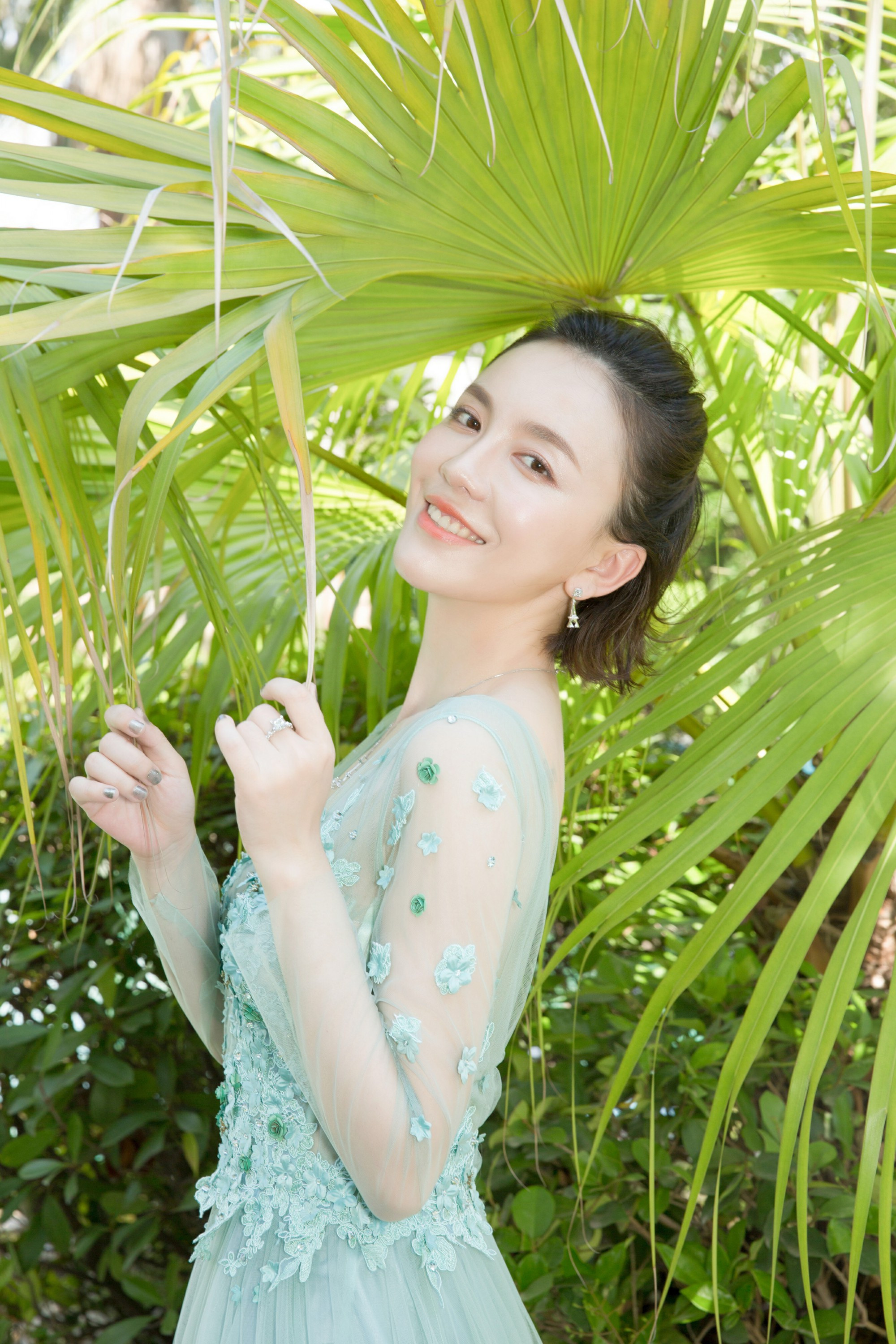 美到我了！吕佳容水心礼服大片 一抹淡绿仙气盎然