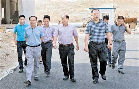 2008年4月16日,由董勒成牵线搭桥,另一家公司向陇川县城子镇捐资50