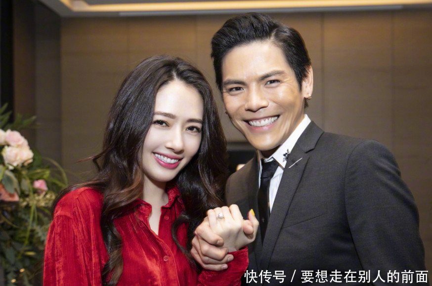 全网庆祝向佐求婚郭碧婷时刻,郭爸爸却一脸严