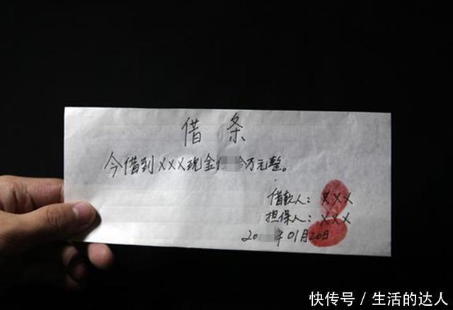 老母亲找儿子要钱看病,儿子却让她写借条,回家拿出钱一看傻了