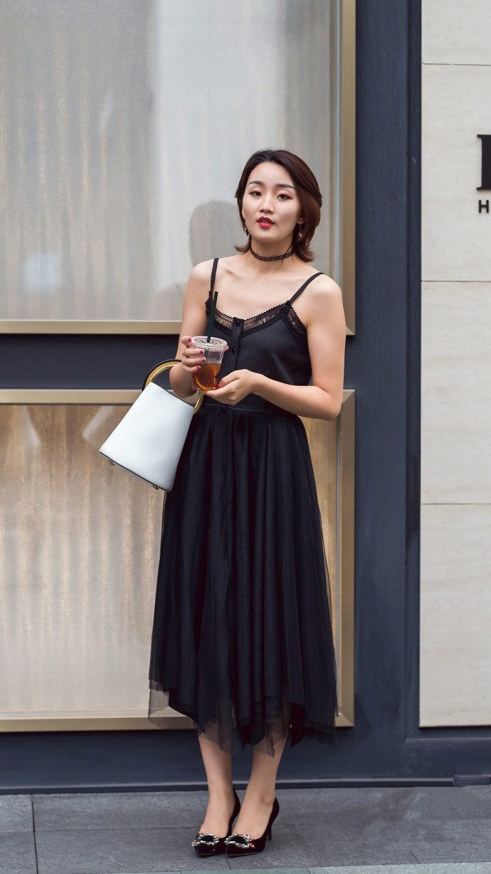 成都街拍,看似简单又很有设计感的连衣裙,让人感觉好仙!