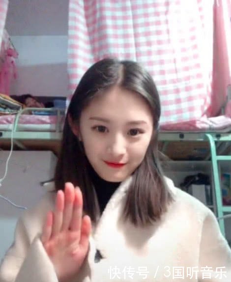 奇闻女大学生玩抖音,室友意外抢镜,网友素颜版