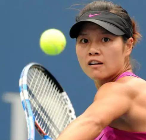 退役三年多网球名将李娜再次现身,网友:颜值高