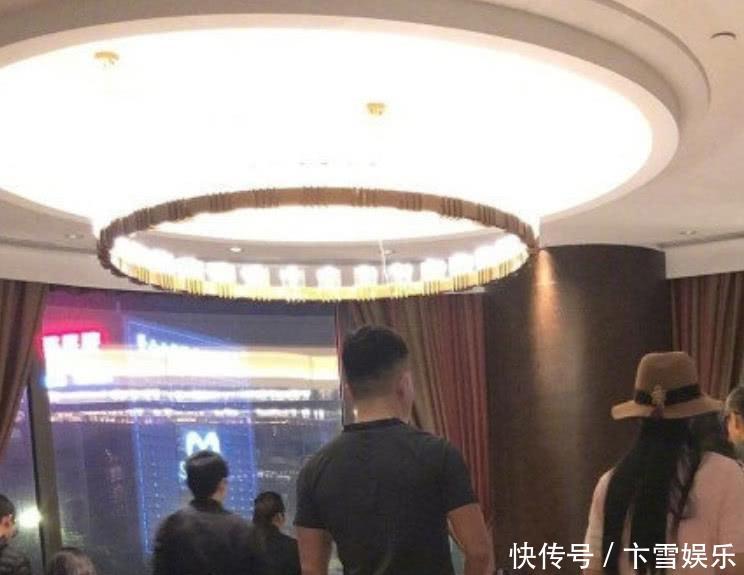 张馨予升级当妈,照片一个细节暴露宝宝性别,太