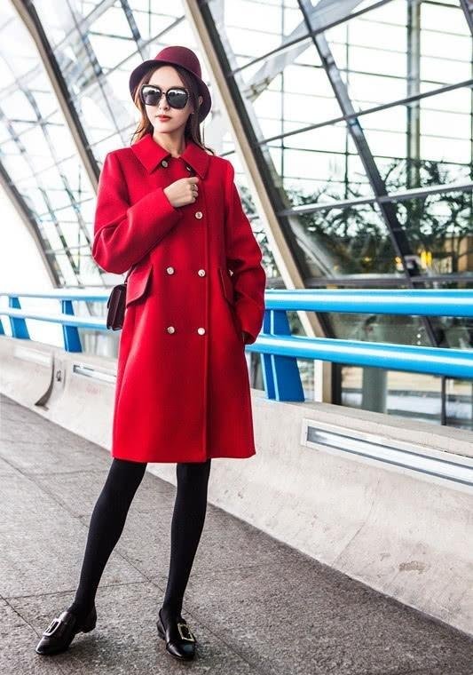 唐嫣穿一件黑色风衣出门,配上大红色卫衣,这俩