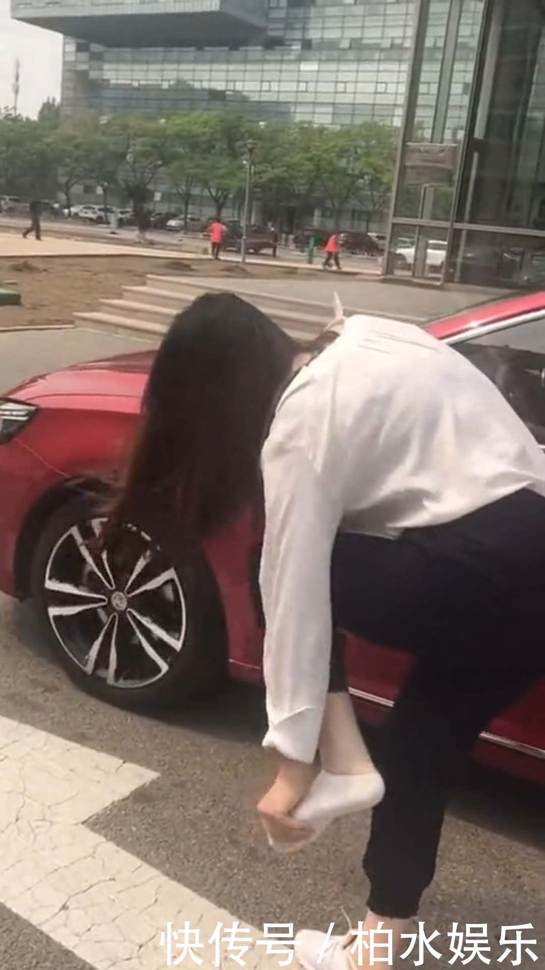 美女车边揉脚,当她把鞋放在车上时,下一秒美女罗荣桓视频图片
