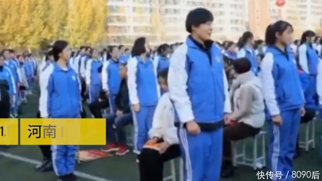 2000名学生下跪感谢父母, 网友质疑教育太做作