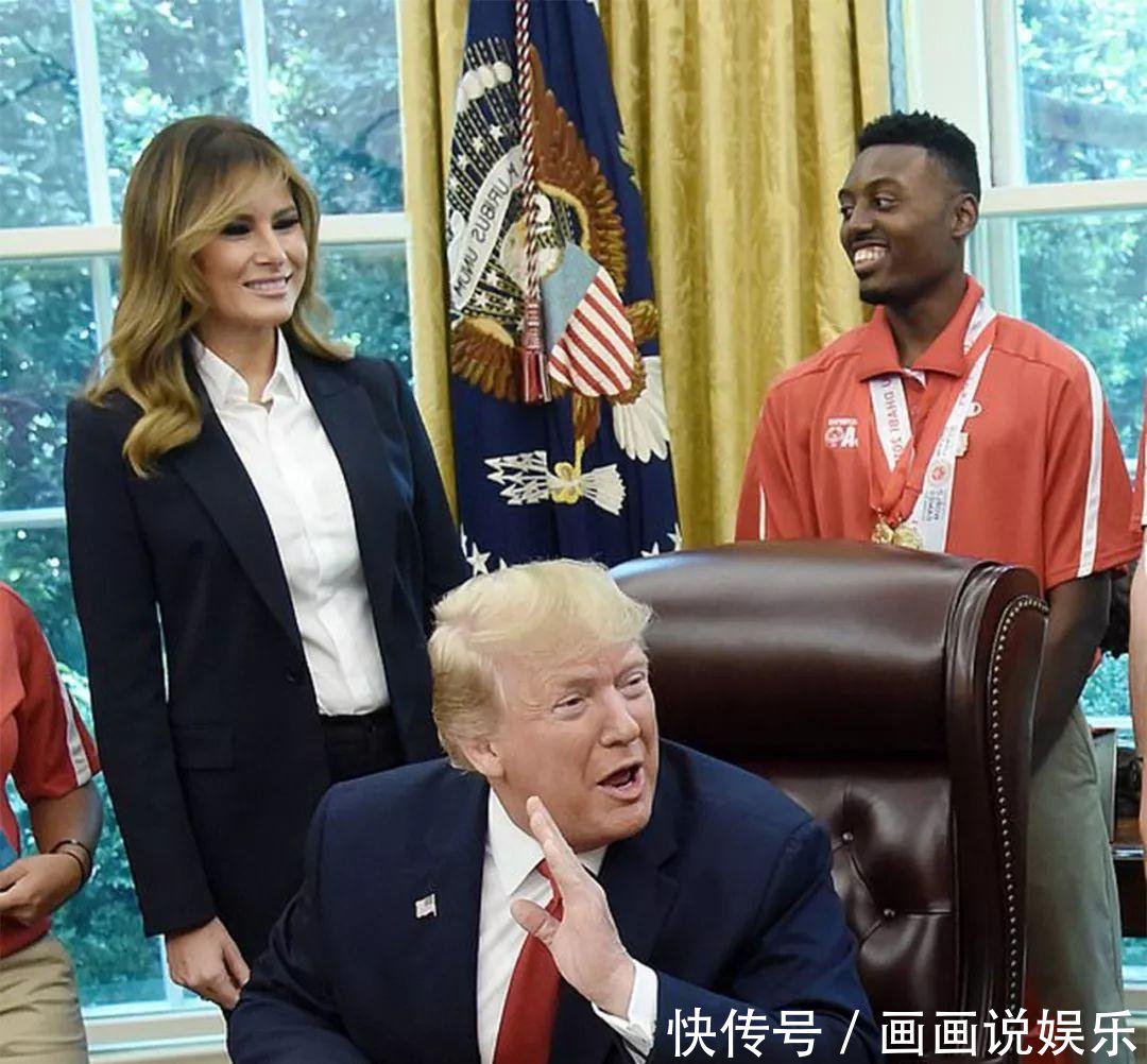 梅拉尼娅亮相白宫,穿职业装酷劲十足,13岁儿子巴伦得妈妈真传 梅拉尼娅亮相白宫,穿职业装酷劲十足,13岁儿子巴伦得妈妈真传