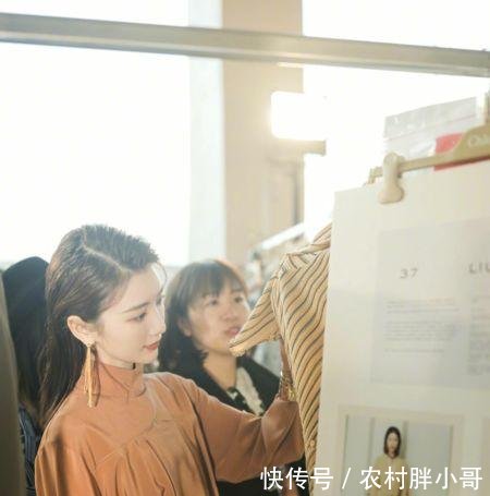 毛晓彤只不过换了款刘海,30岁的年龄18岁的脸