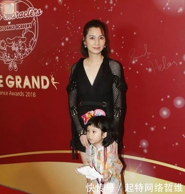 张丹峰出席女儿颁奖礼, 47岁洪欣穿低V短裙颜