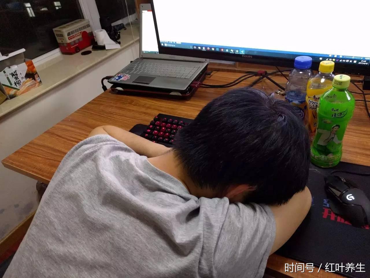 睡得昏天暗地,还被同事偷拍了