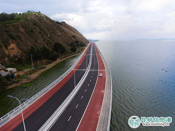 昆明环湖南路提升改造工程让过往的车辆和市民与滇池更加亲近.