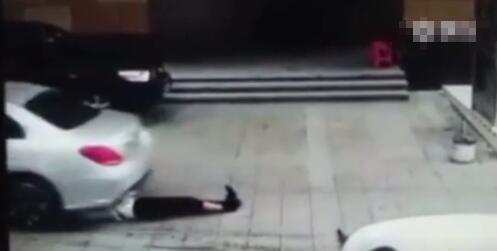 深圳:保安躺地阻止豪车进停车场 奔驰碾过保安身体