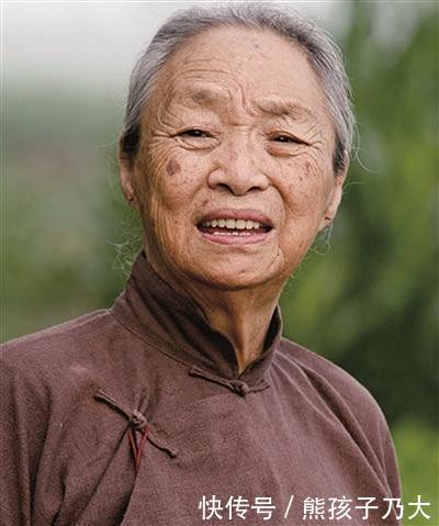 奶奶专业户柏青葬礼,一切从简,千人送别,杨紫