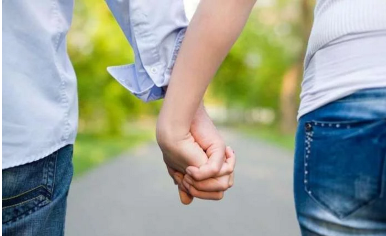 已婚男与女同学只是牵手游玩, 妻子愤而上诉, 法