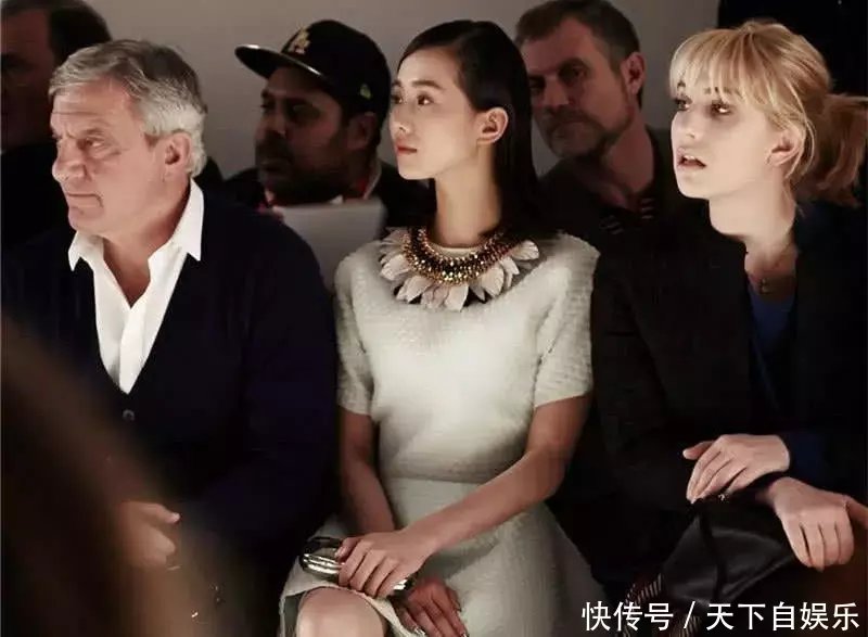 镜头下的女星姿态,杨幂驼背,迪丽热巴还能看,最