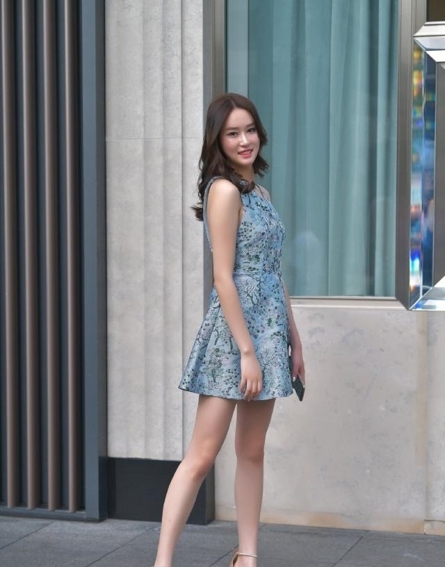 美女街拍,无袖V领的款式,让飞机呈现出别具一路人打美女图片