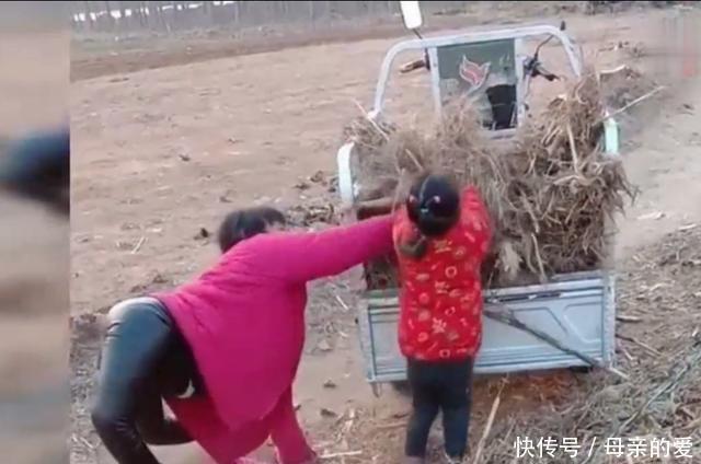 妈妈满足残疾的爷爷