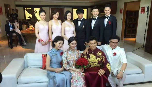 48岁吴奇隆近照曝光,娶28岁美娇妻,一首歌火了