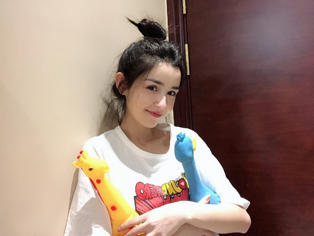 22岁新疆美女哈妮克孜,美女艳惊私服更是a美女的喝自己古装自己尿图片