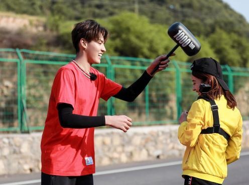 因跨年演唱赵丽颖和吴亦凡的粉丝互撕,老婆粉