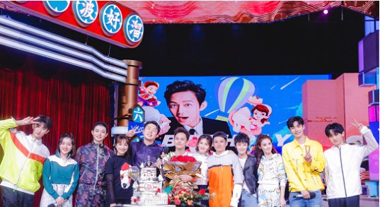 何炅45岁生日,谢娜微博送祝福照片上举止亲密