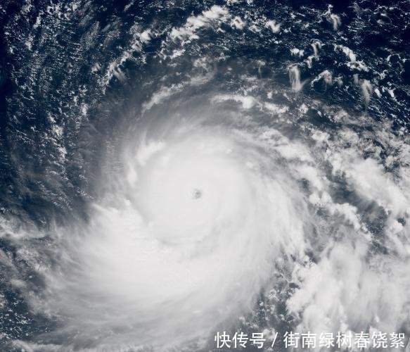 20张高清卫星照片记录超强台风山竹风眼打开