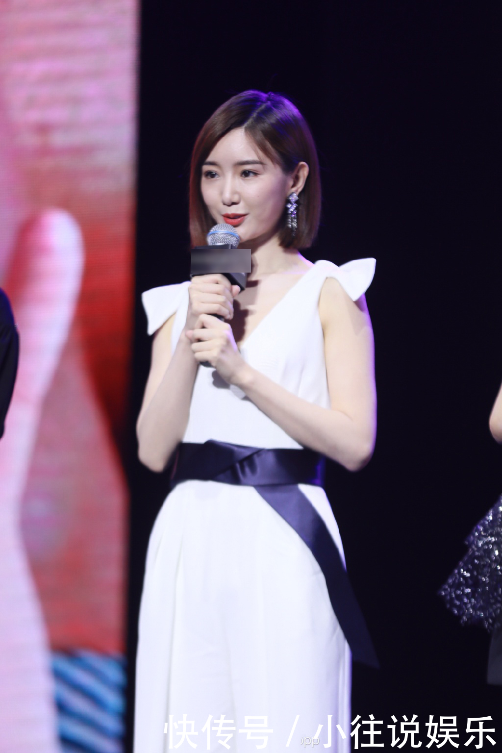 三十而已电视剧江疏影卖衣服 t01210c081a752d193d.jpg