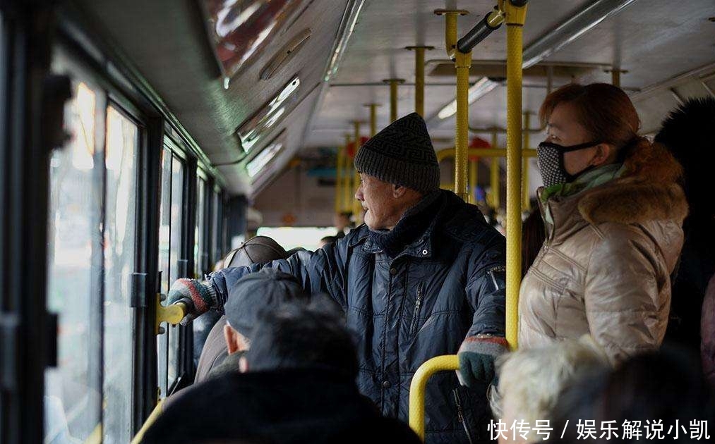 女大学生没给老头让座,被其女儿打一耳光,她母亲一来老头脸红了