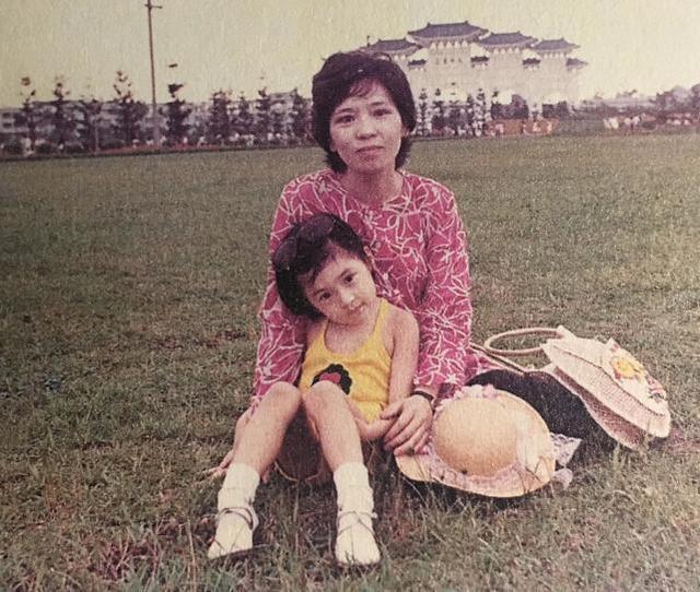贾静雯罕见童年照曝光,跟女儿咘咘简直一模一